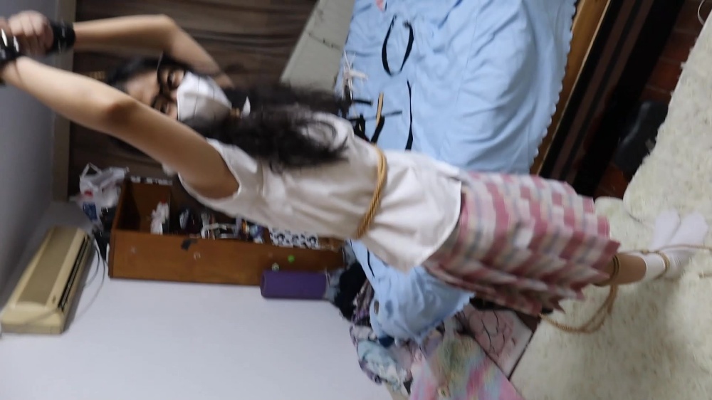 【会员寻片】【优异眼镜少女兼职的噩梦】虞琳是一名想兼职模特的高挑女学生，来到拍摄房间里，脱下牛仔裤，换上可爱衣服裙子后刚拍动作就被坏人叔叔迷晕，醒来后发现自己被双手吊着-W052805-荷仙少女