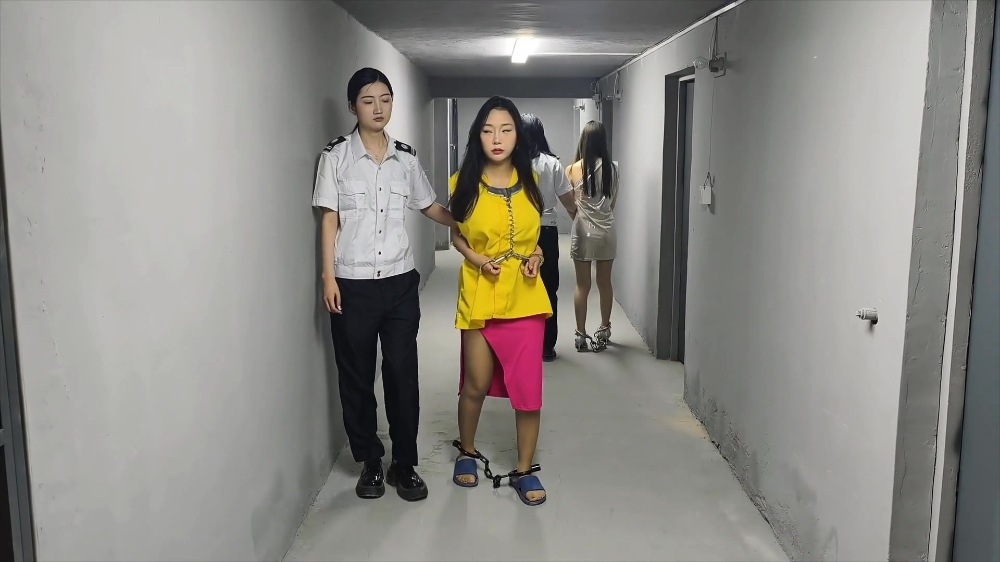 驴驴出演女犯本系列第三部，四女囚系列之女S过失杀人贩毒被捕，手铐脚镣，连颈连脖镣铐，大场面大制-W051910-忘忧社