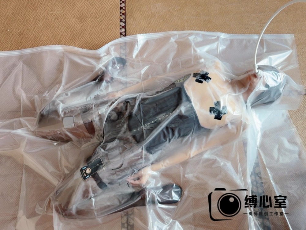 透明快递拆出黑丝少女，使用方式居然是用真空袋？在郊狼和[X_X]的虐待下少女完全无法挣扎-W060213-缚心室