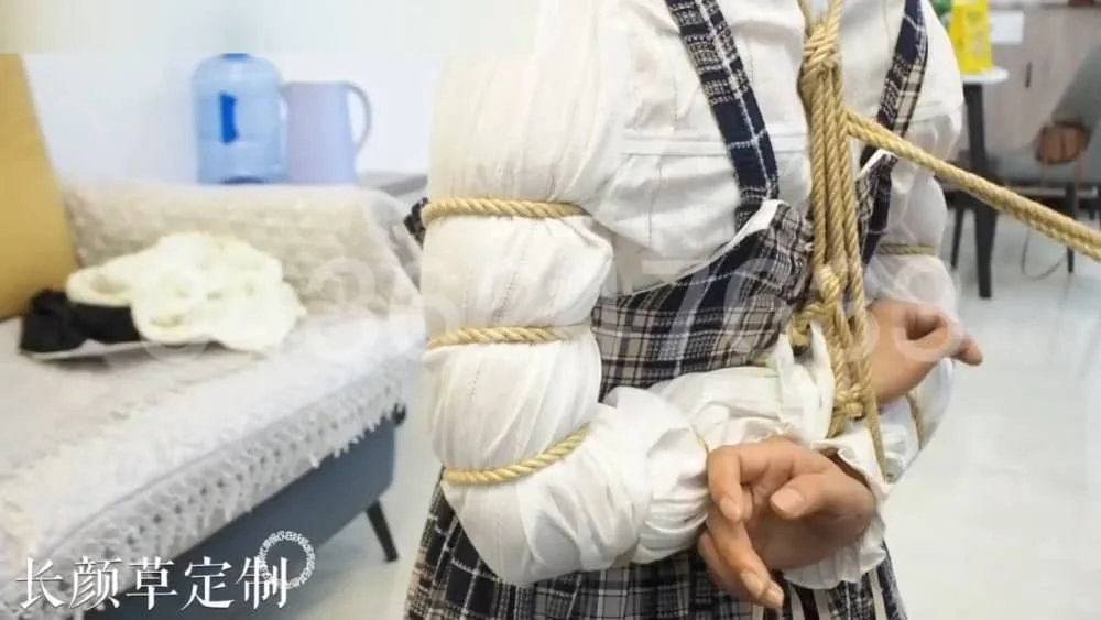 【长颜草】长颜草棒棒塞入捆绑外出（小姐姐很敏感，反应很大，叫声悦耳）