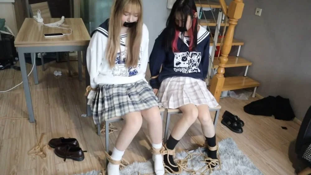 【荷仙少女】【荷仙double】颜值控美少女双人捆绑封嘴，黑白棉袜，安诺安蕊的无助挣扎，被tk绑在床上和绑在椅子上电动牙刷等欺负ps（首次纯双人颜值出镜）漂亮是最主要的呀