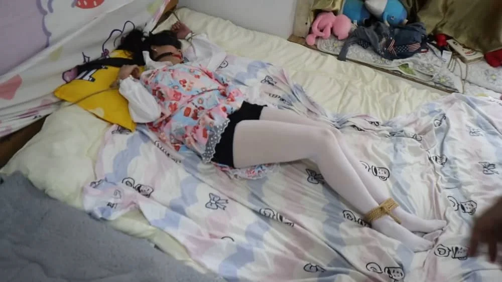 【荷仙少女】【荷仙Lotus定拍之作】 因为穿山lo裙被罚做运动（仰卧起坐和平板支撑）一边做还要一遍被挠也是服 后面被绑在床上继续欺负 ps中途因为太怕痒了，挣扎的幅度又很剧烈结果白丝小脚把绳子挣脱了，挣脱的时候