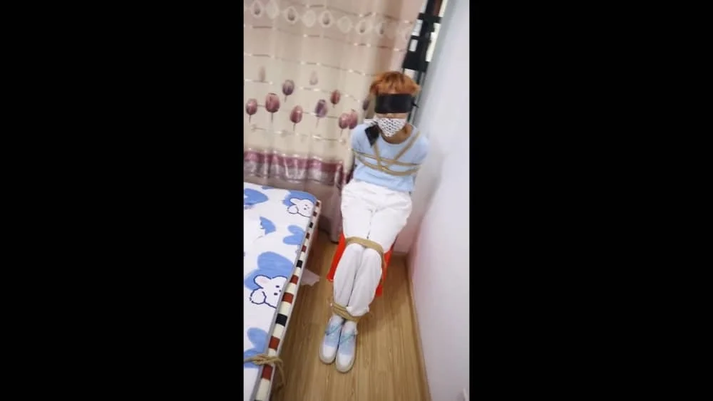 【荷仙少女】把生病中的女孩子 被绑在椅子上 白布直接蒙嘴 使劲地挣脱还是无济于事 那就给你解开吧 但在解开的途中还是要欺负一下的啦
