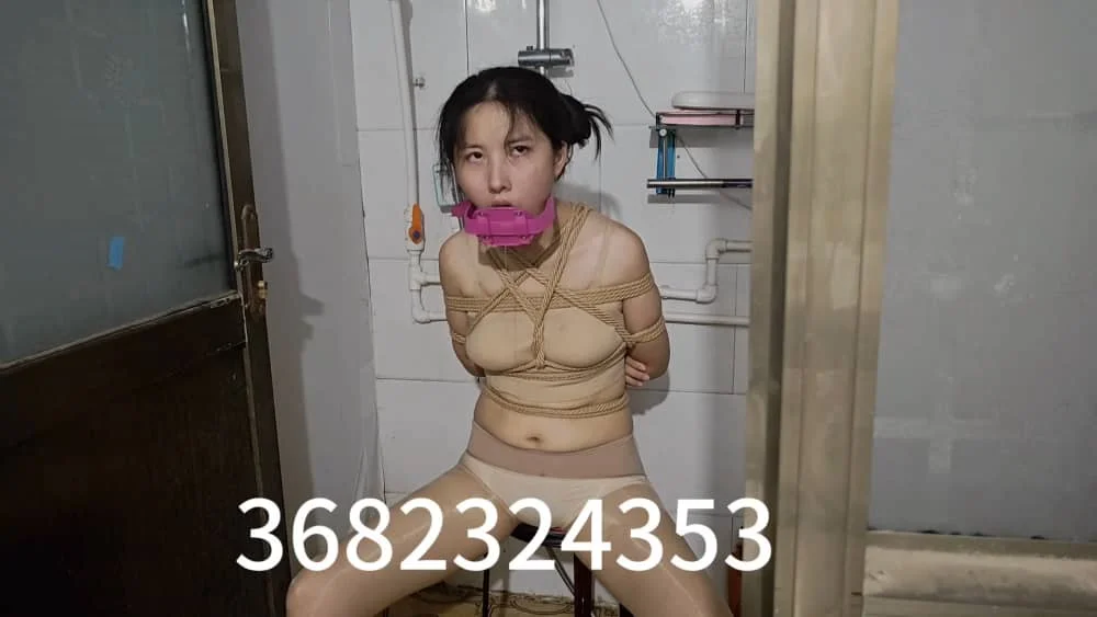极限深喉 慧慧被日式捆绑，然后再卫生间里用四种道具轮番极限深喉，晚上吃的饭全都吐出来了