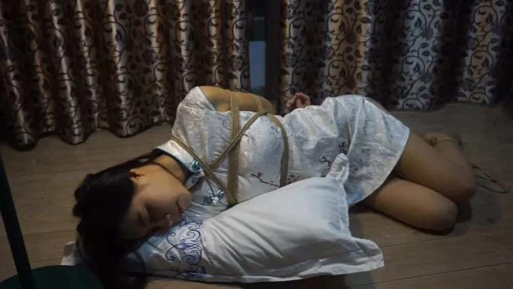 【阿木原创】美景配美人 夜景拍摄旗袍美女演绎优雅捆绑风