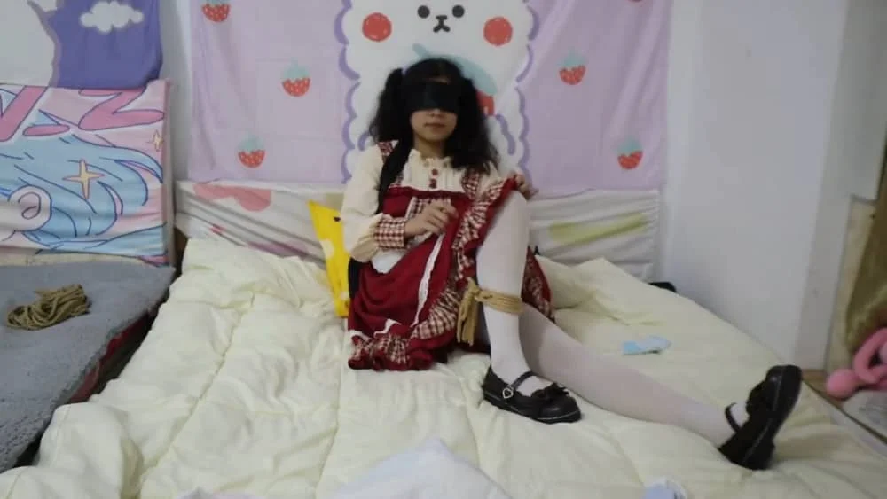 【荷仙少女】【荷仙超敏感 】双视角小红帽洛丽塔小灵绑床完全固定折磨 就算动不了也要用力挣扎 又笑又哭的白丝少女 tk调教之后