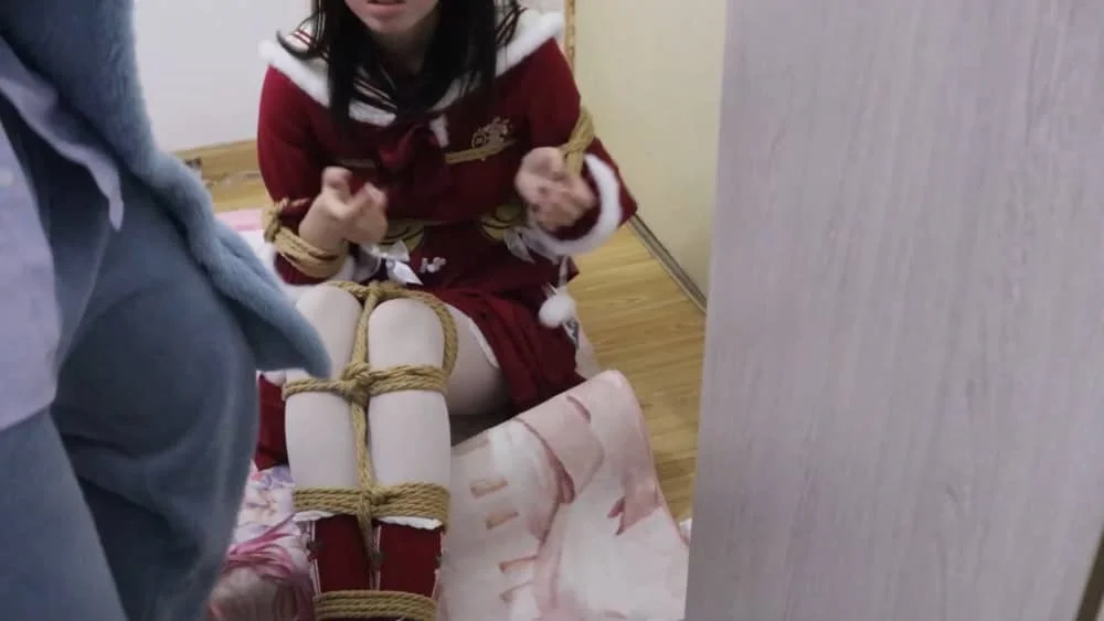 【荷仙少女】新年新气象虐待[X_X]美少女I的红红火火JK服白丝与红色帆布鞋，白丝与喜庆的红色棉袜与绳子交映，鞭打挣扎的甜美叫声，挠红色喜庆少女的咯吱窝，啊啊啊啊一边叫一边听到女孩子的娇喘，脱下鞋子也不停