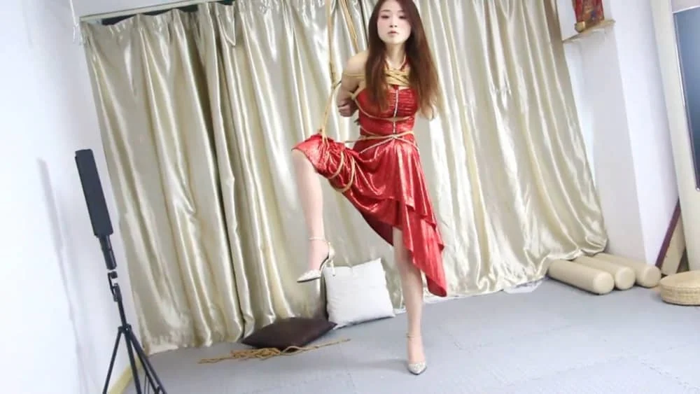 [绳舞飞扬] 拉丁舞裙强高诱惑、不同视角视频调教！绝对美女肉丝股绳深陷等特写镜头、股绳+股绳拉动、片足吊+驷马片