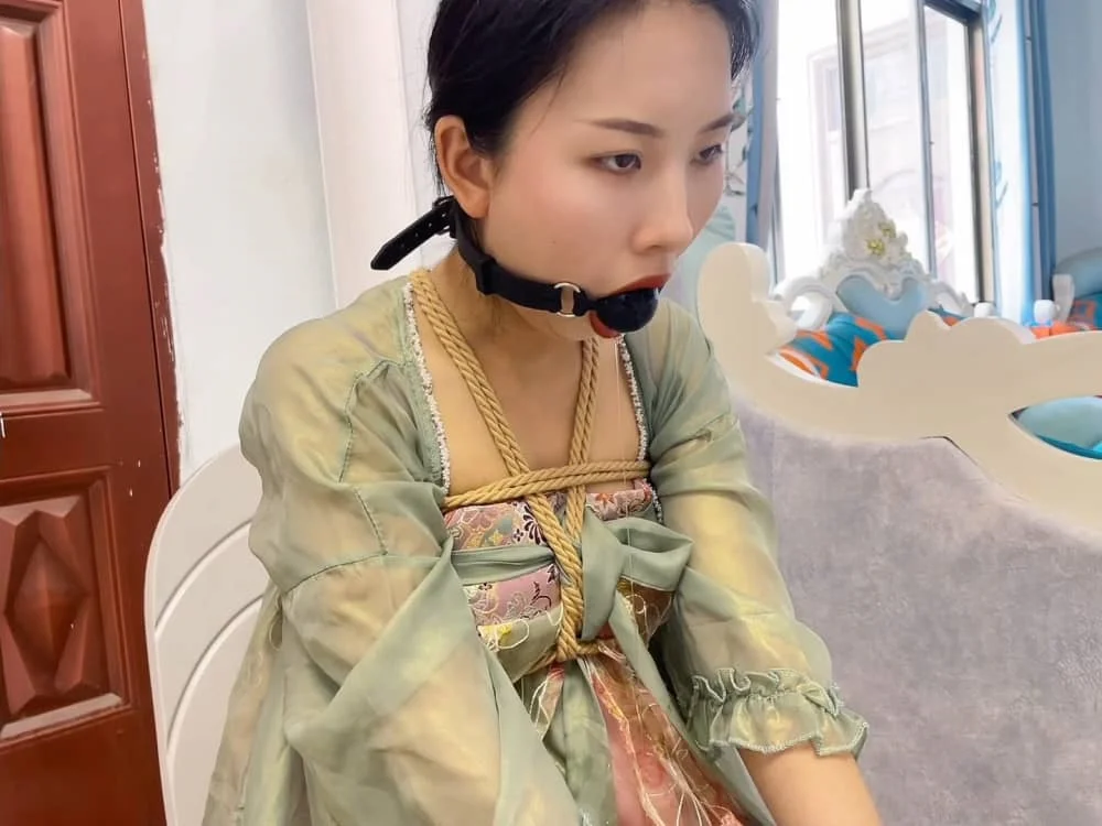 【王宁】绿衣汉服慧慧与深喉y具口球的较量 嘴唇多次紧紧闭合 堵嘴口水福利