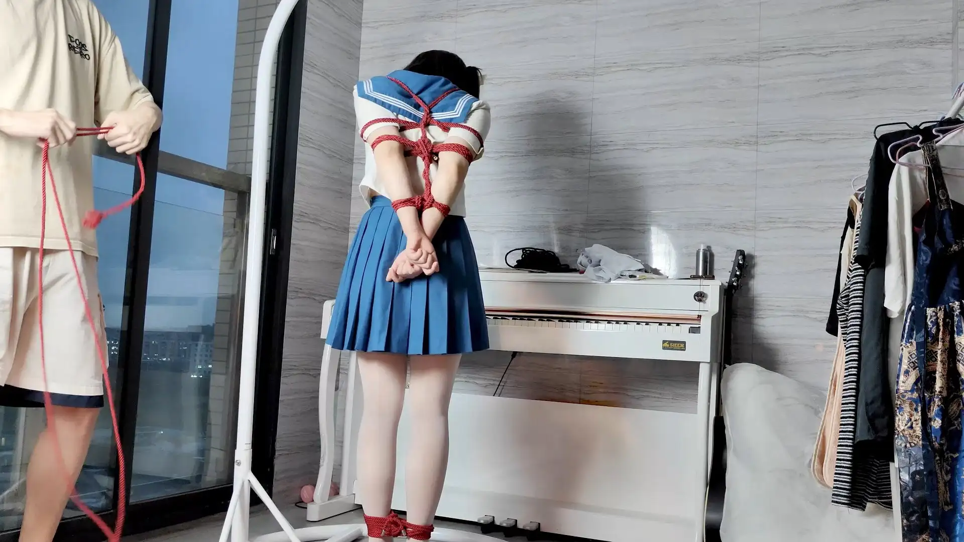 【凛凛蝶】海砂-吊缚滴蜡勒脖强制白丝jk抬头报数，把她的脸狠狠踩进蛋糕里强迫全吃完