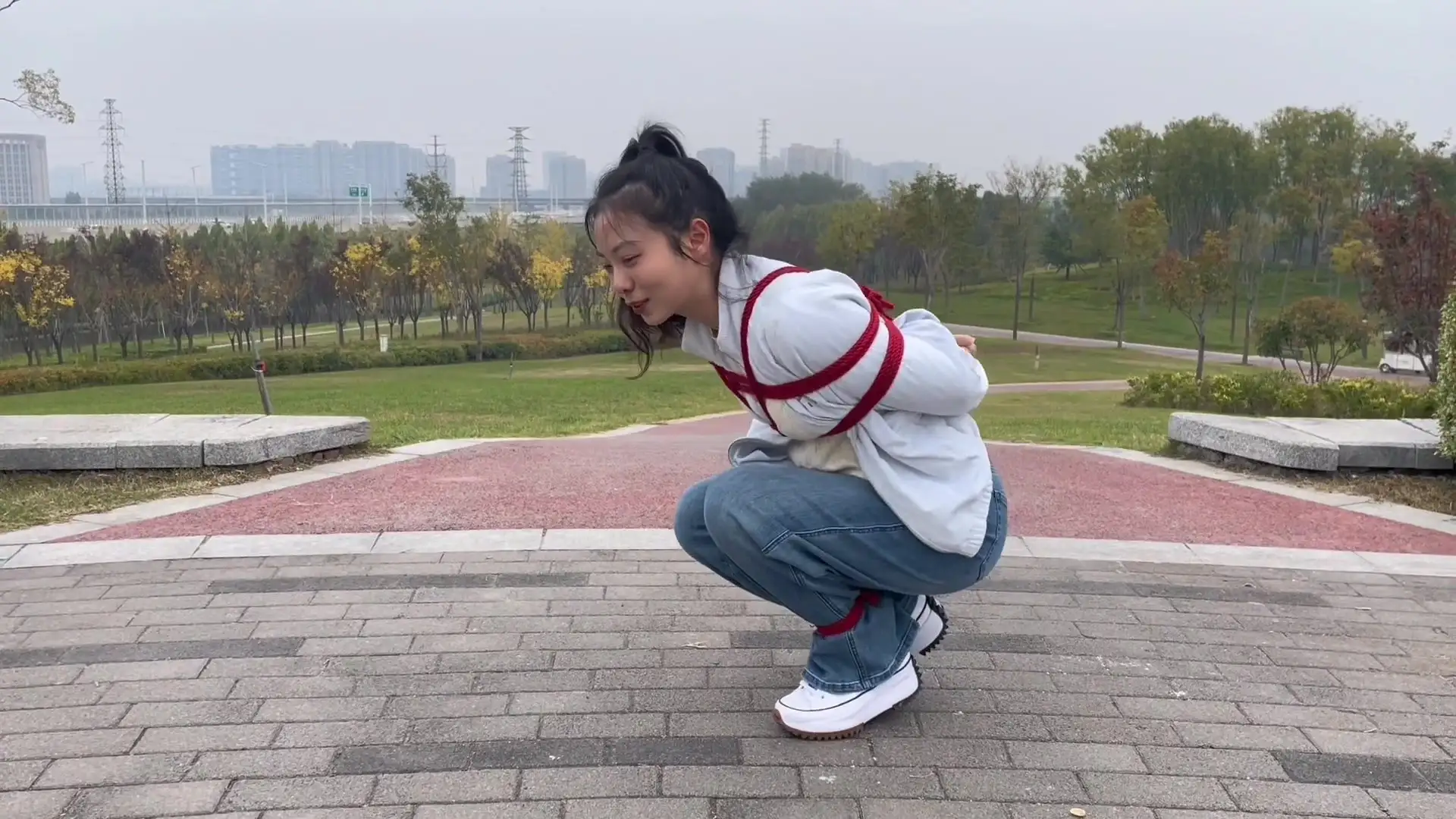 【龙飞绳艺】蹦跳训练 脚绑起来 蹦着上下台阶 增加难度蹲着慢慢蹦 慢慢向前走动 中间好几次差点摔倒路人看到模特做这些奇怪的动作，异样的眼光 心里害怕 刺激心血来潮 无比的激动