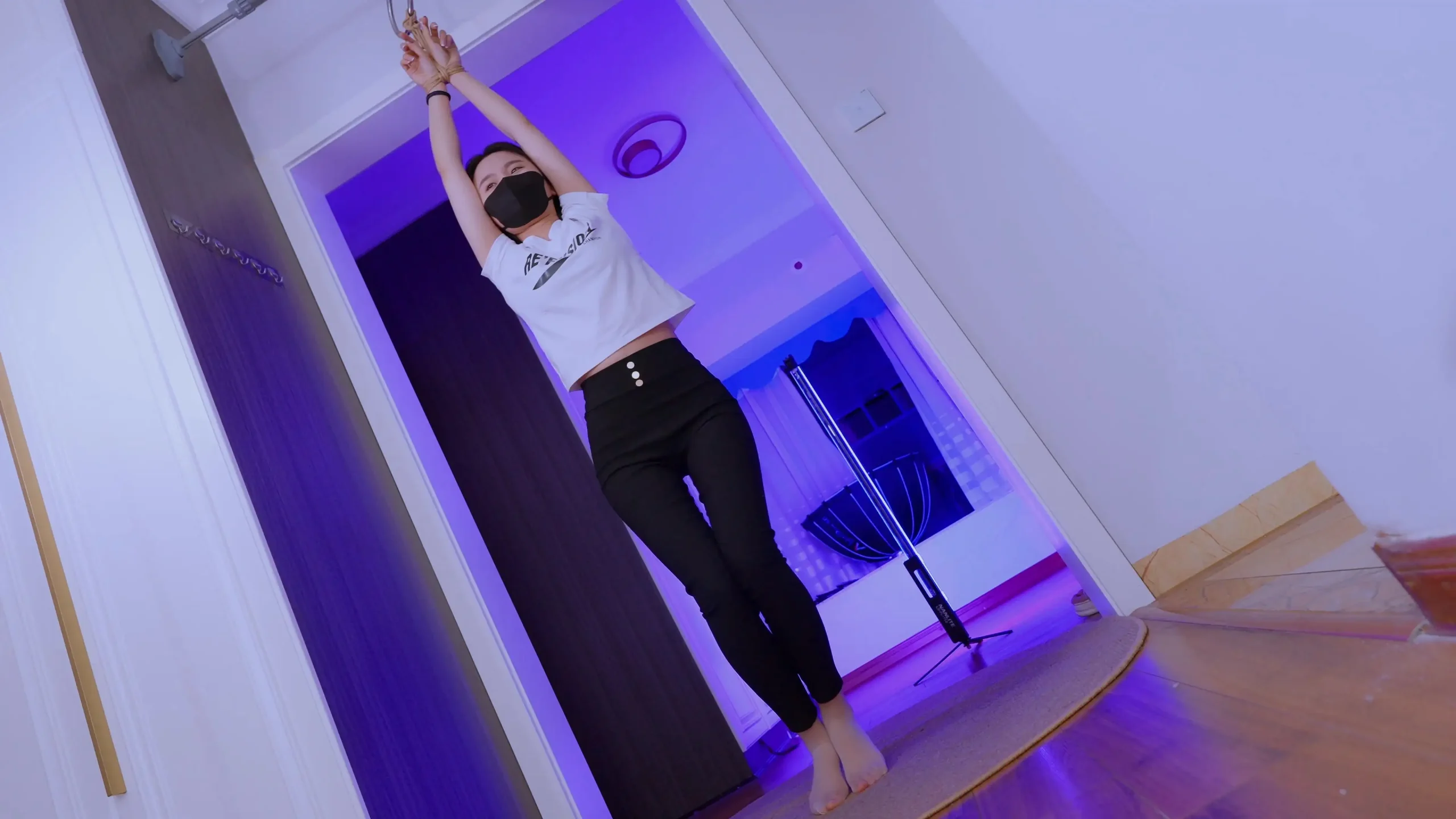 【悠米】路上偶遇漂亮学生妹，尾随回家，将其制服，学妹惨叫。