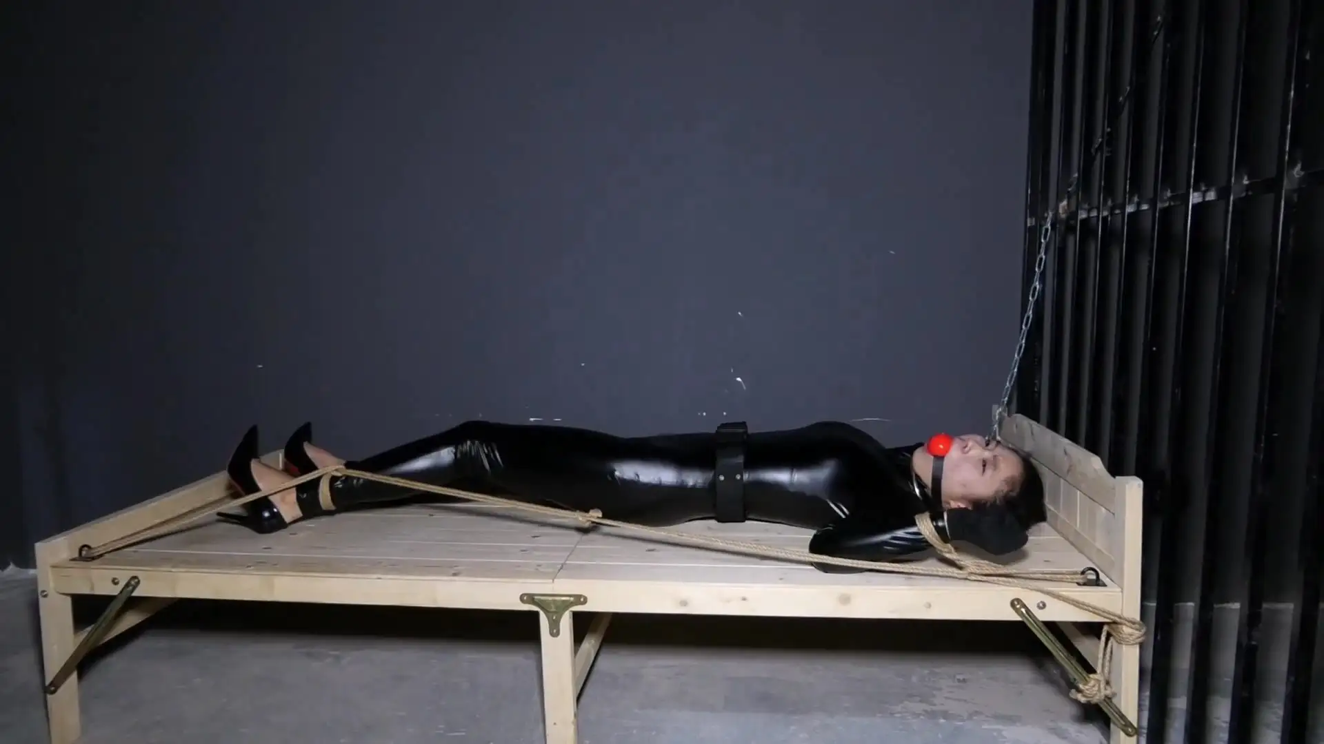 【胜景影视】《陷入魔窟的胶衣特工》中集 搭救同伙不料身中陷阱也被女老大俘虏两人受尽各种折磨