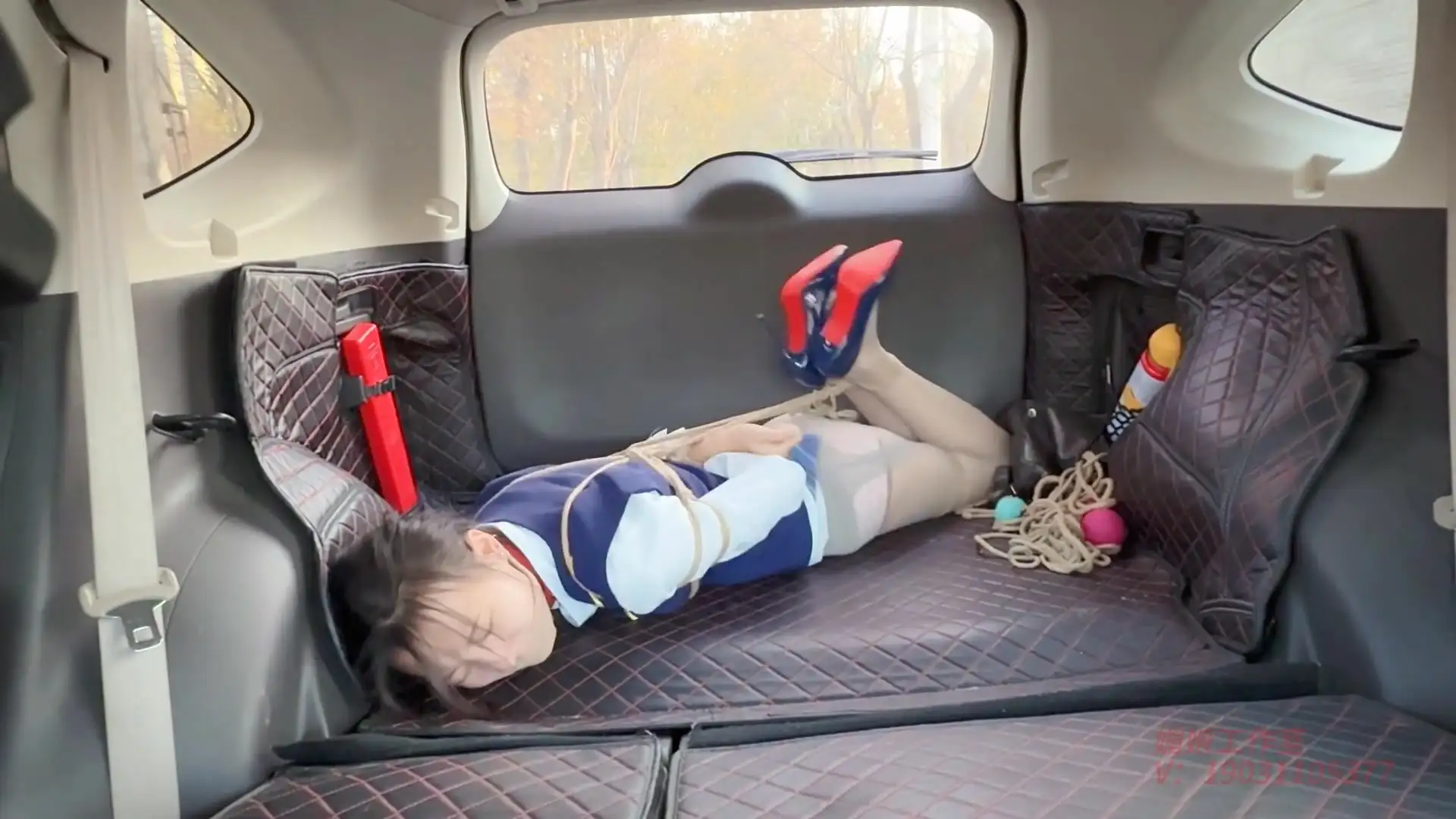 【媚娘工作室】展示后备箱里的女孩