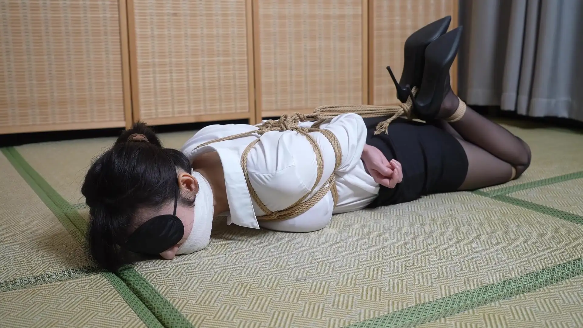 【象人工作室】嗷嗷-高跟黑丝ol，驷马&一字长椅缚！