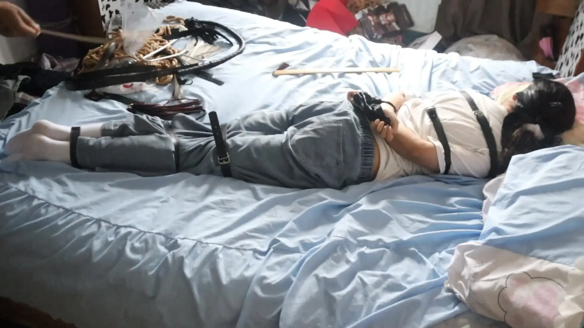 【荷仙少女】鞭子都被打烂了 线下真实调教高挑白袜牛仔裤素人女孩小心翼翼来接受男主调教，一进门就见到几十种鞭子sp害怕又兴奋，皮带绑好身体手脚，纯记录双视，鞭打到后面痛苦挣扎…