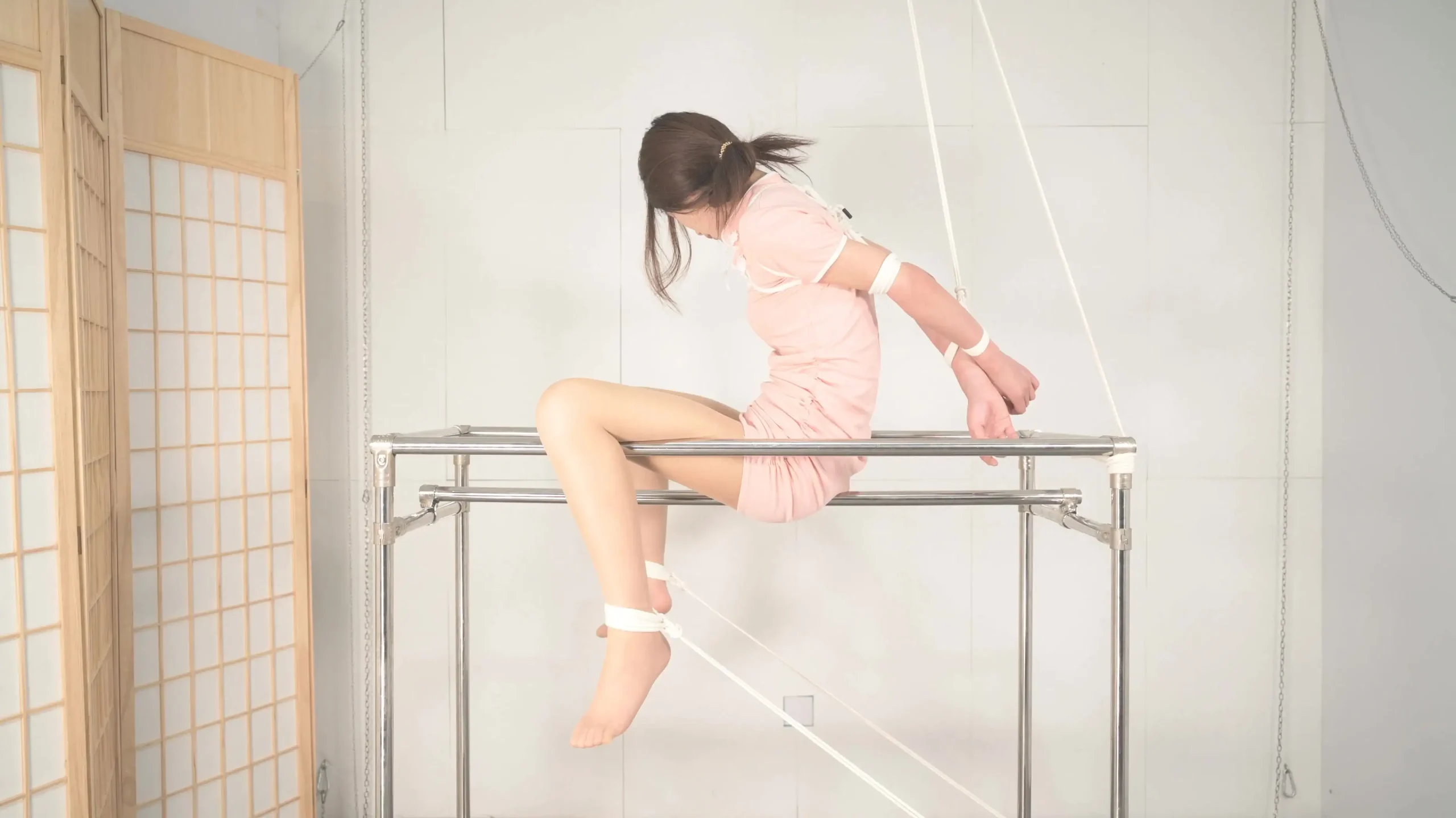 【撒琅】男女双S捆绑铁架分腿调教言妍–旗袍、肉丝、女王装、百合爱抚、刺轮、TK、坐单杠