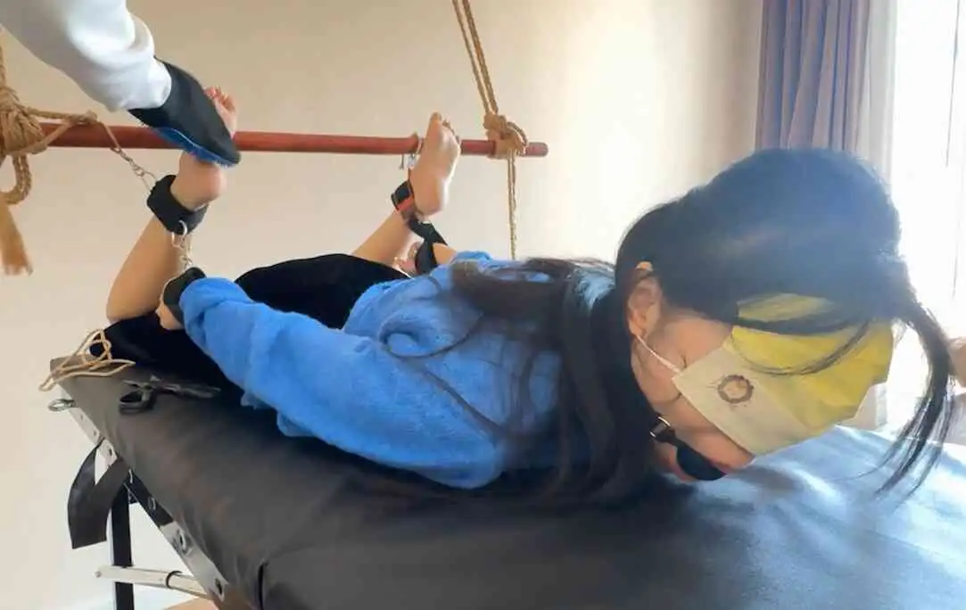 足枷双姿势被两人TK