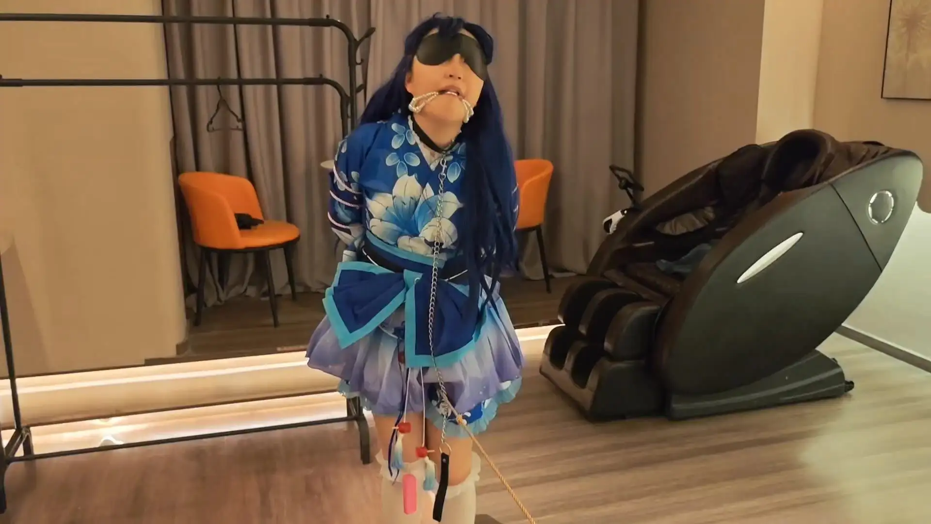 【苏苏】lovelive浴袍土下座，啵啵贝单脚吊，五花大绑脚镣td鞭打走绳，浴缸自wei玩耍