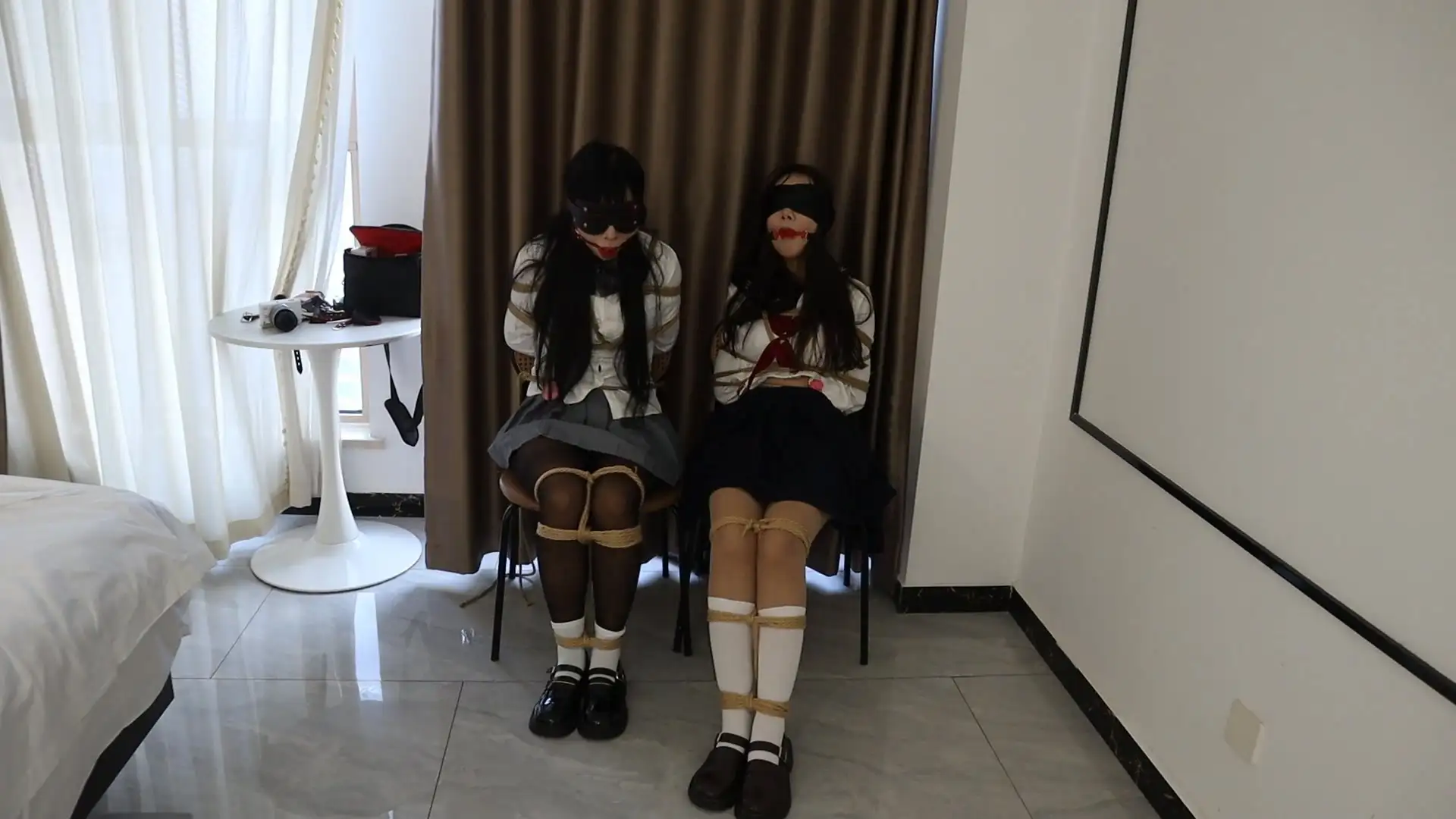 【荷仙少女】《陌生男在302房间的学生姐妹捕获调教》主演驴驴曼妮： 这次他要把这对姐妹全部捕获调教成为自己的学生女奴臣服供自己玩乐 男人要电击鞭震动玩具等使劲抽到姐妹无限痛苦