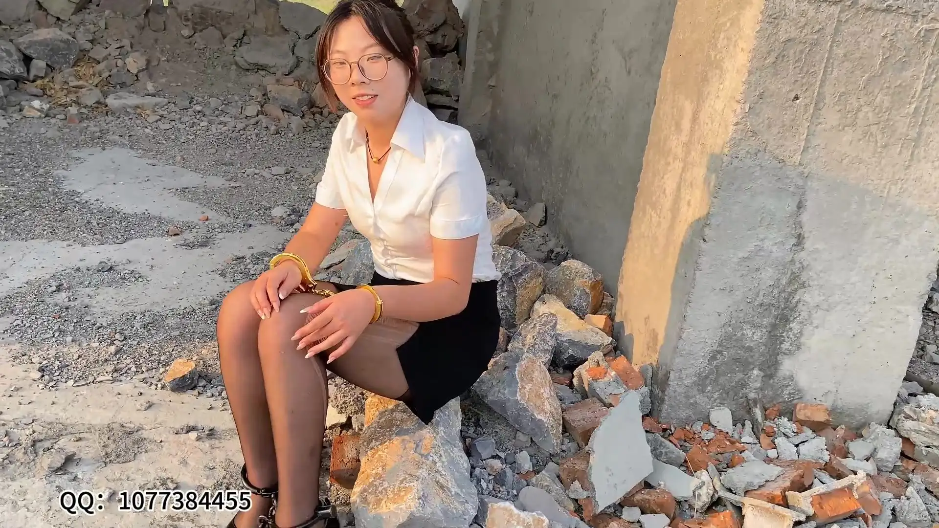 【山鬼工作室】真实女教师夏可制服诱惑，户外镣铐捆绑