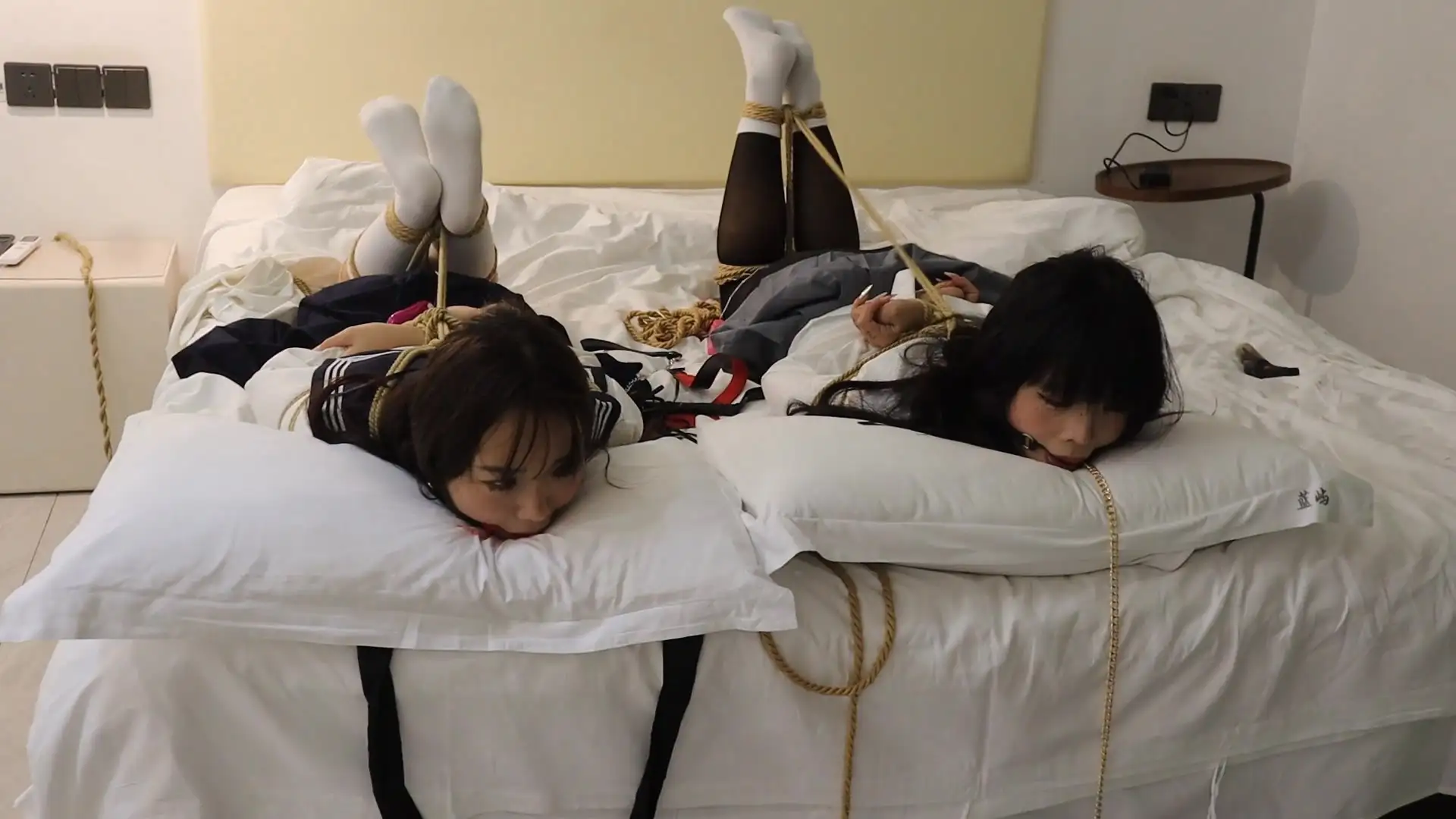 【荷仙少女】《陌生男在302房间的学生姐妹捕获调教》3