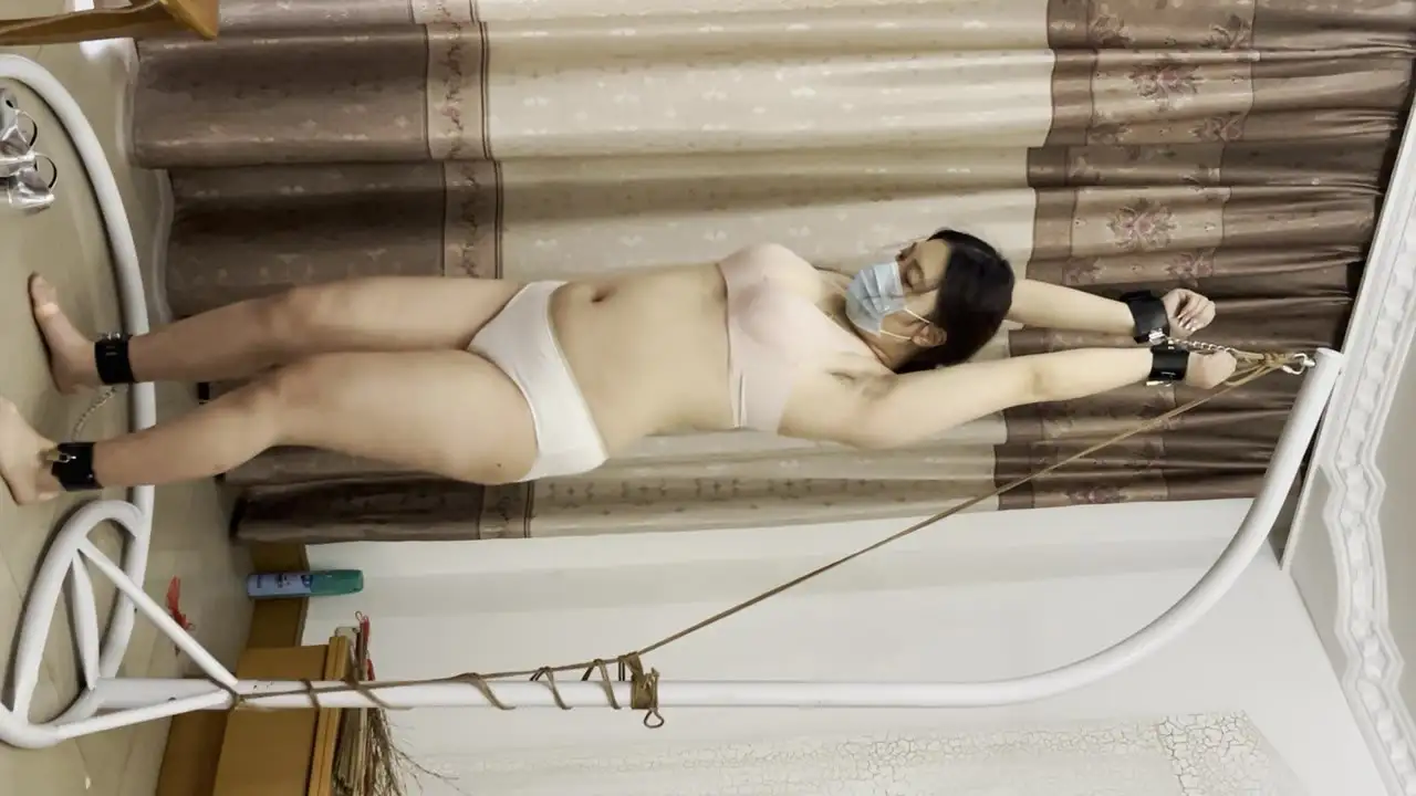 【缚予】线下真实调教之新模多肉初调教，微胖小m多肉初试镜就玩真实，五花大绑吊起来，股绳摩擦受不了只能踮脚，D杯大辱被狠狠蹂躏，手直接伸进去揉，呻吟连连，下面也不放过，耳光…