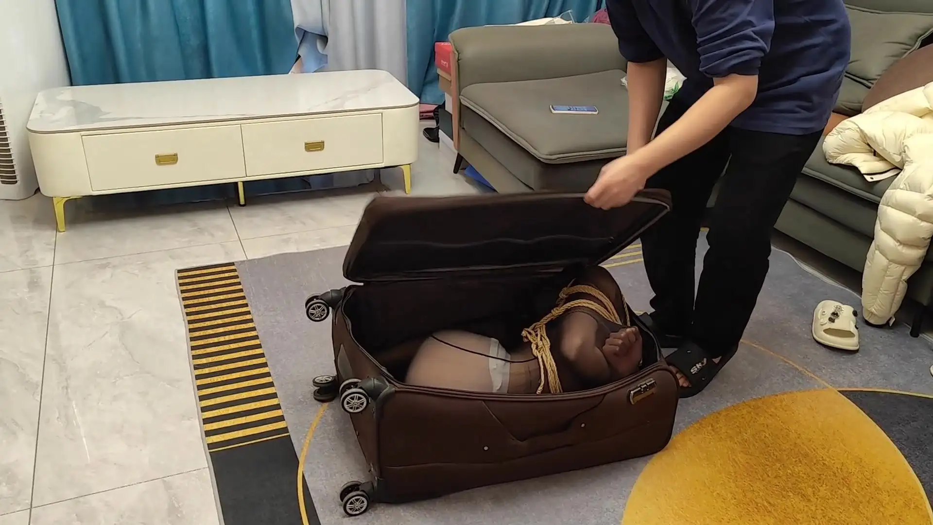 【随心原创】雅熙 啵啵贝自嗨 绷带包头 黑色睡袋全身紧缚 装入旅行箱带走