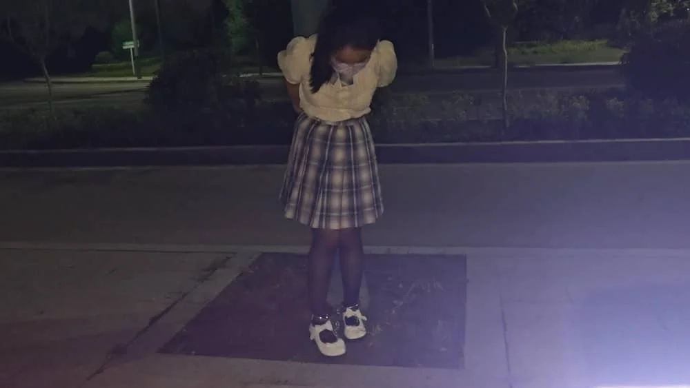 【苏苏】JK少女手铐脚镣逛马路，穿梭于车水马龙+被铐在树下TD折磨
