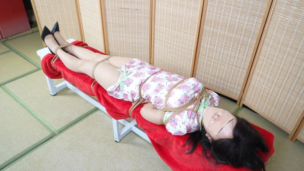 【象人工作室】小0-肉丝旗袍，长椅棉被包裹挣扎！