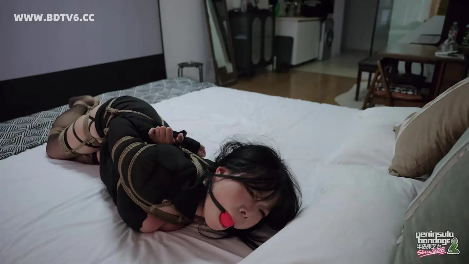 【半岛束艺台】蠕动力极强的新人安生如何应对捆绑拘禁