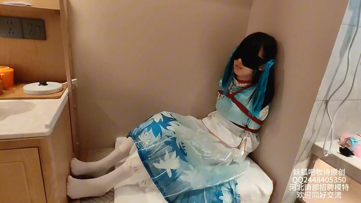 【会员寻片】【牧诗原创】霄酱西施诗语江南cos 过膝白丝，捆绑过程+衣柜上蜷缩振动展示白丝，然后跪在上面嘴里叼着裙角，每次掉下来都要受到处罚+坐在地面上振动