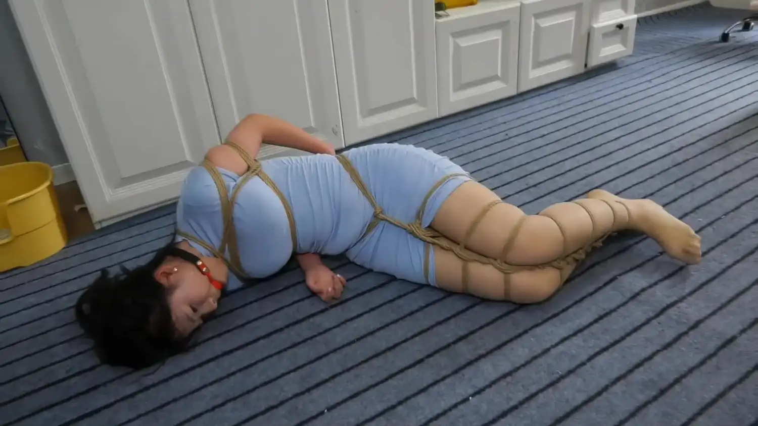 【胜景影视】《入室的恶魔》上集 肉丝性感美女被女恶魔迷晕全身捆绑戴大号口球囚禁在狭小地牢里