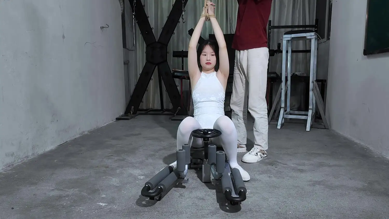 【樱束原创】《舞蹈生的加训》舞蹈生苏颖一字马基本功不过关被老师单独留下来捆绑在一字开腿器上练习！并对她基本功不过关进行全身挠痒电击惩罚！