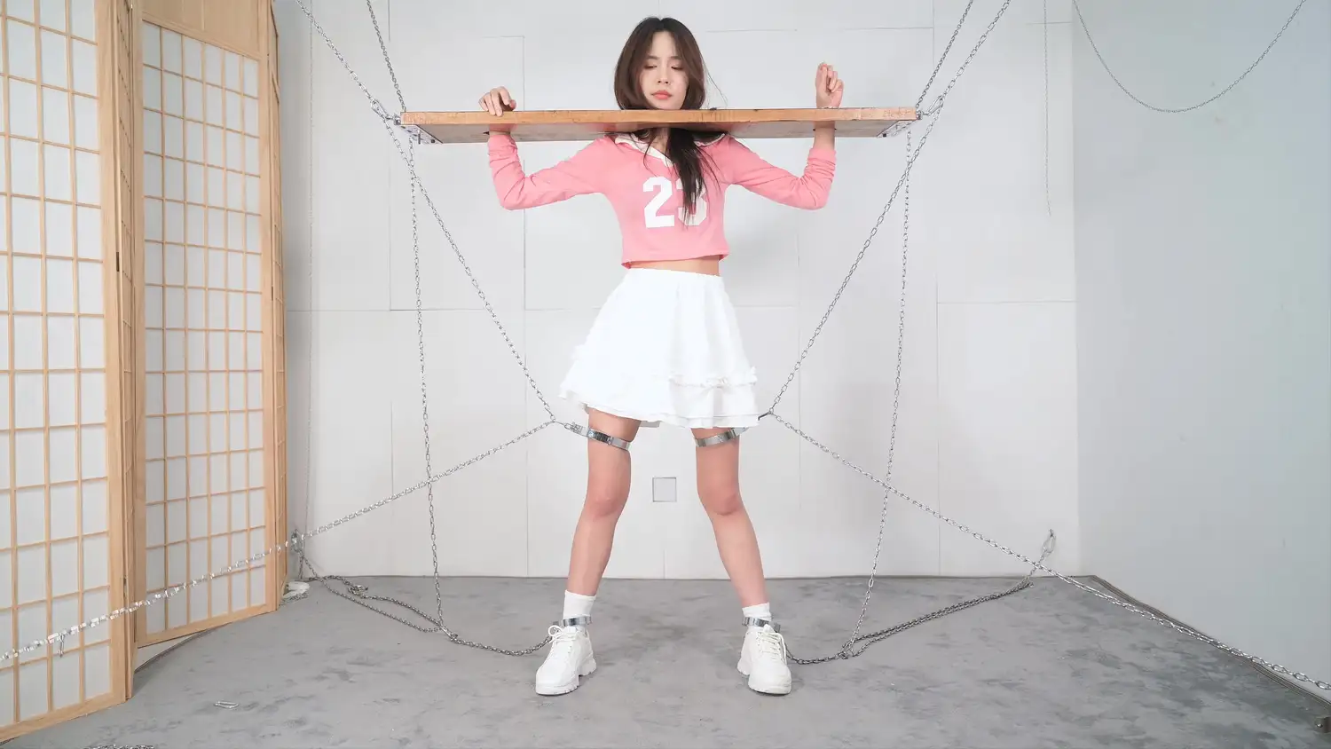 【撒琅】言妍木枷多重铁链固定放置–足球宝贝、棉袜、运动鞋、口球、TK、刺轮、电击