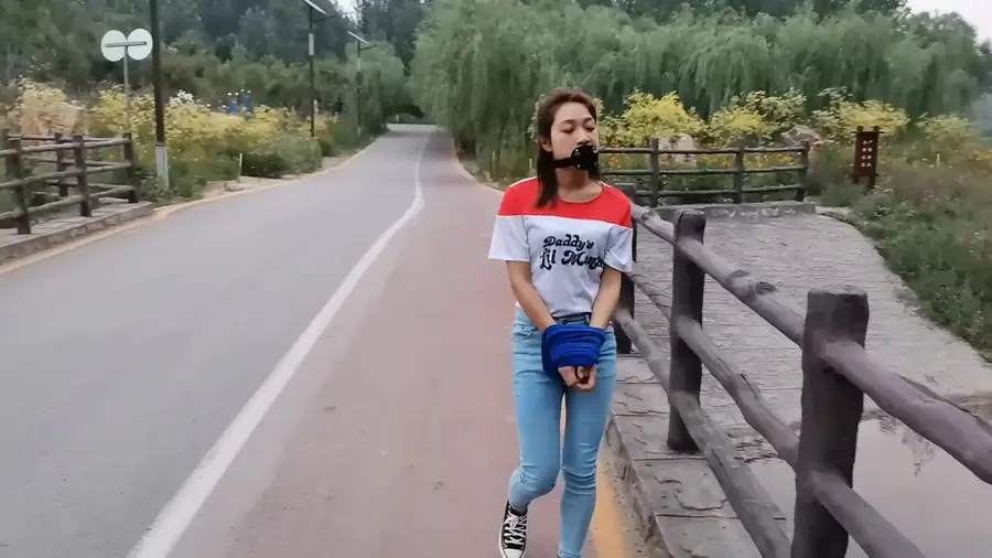 [飞天原创] 云儿戴着口塞向路人戏弄 在河边和草坪上强制跪爬器行走，成了路人的玩