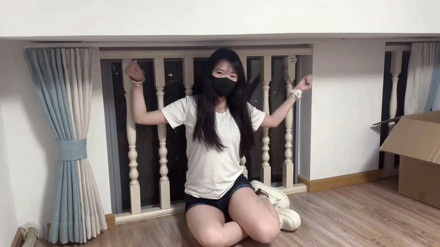 【wokunle】困困三十二弹，用手铐和绳子固定在栏杆上的挣扎