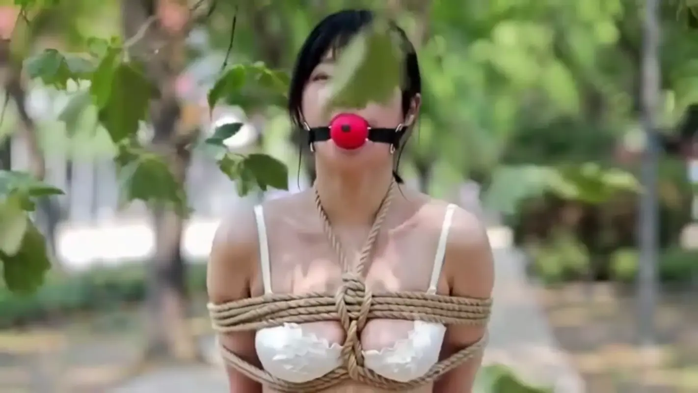 【惜缘工作室】两姐妹被专业绳师捆成粽子，粉嫩口球塞满樱桃小嘴，呜呜声不断。 白天公园散步环节：反绑、胸前龟甲缚，牵着绳子像宠物一样行走； 中途放在公共长椅上任人观赏；