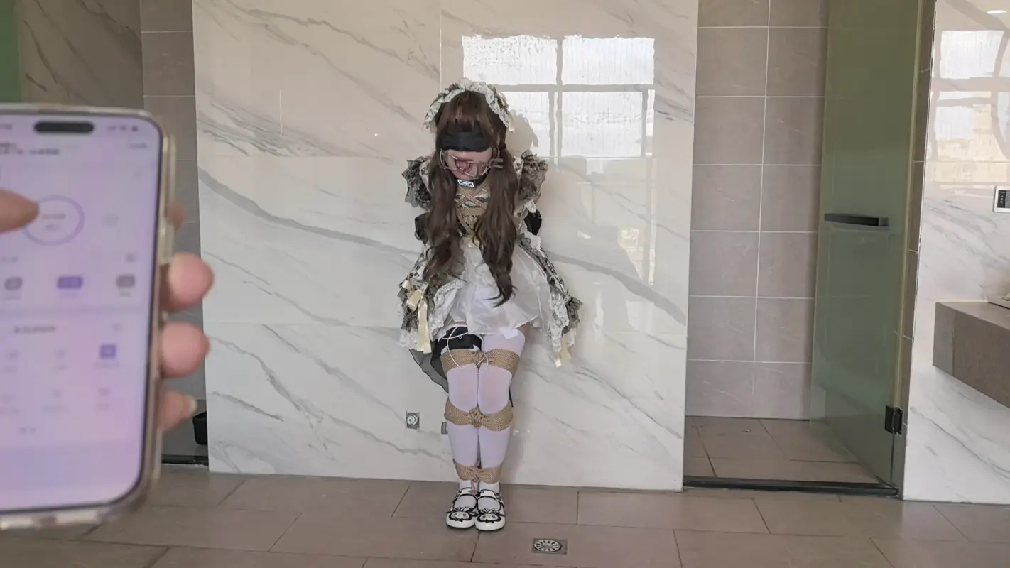 【FXX】◤暴走的小萝莉◢完美的诠释了什么叫反复鞭shi，剧本很好，不过模特以后应该不敢接了，几个小时，几十次强高，原本是享受的，但要无间断的进行其他非人般的折磨，两个电击器几