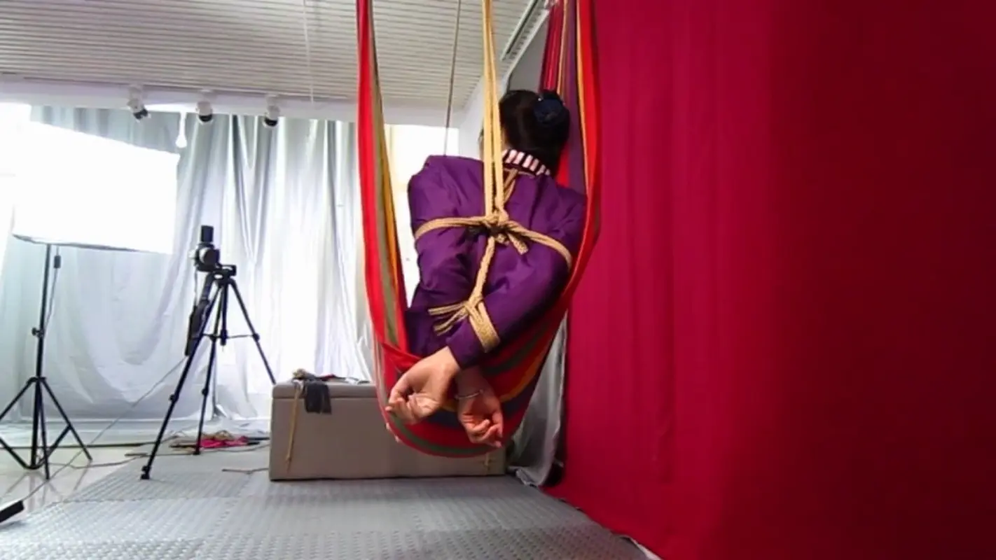 [绳舞飞扬] 美艳白冰第二季之蹦跳嬉戏吊床