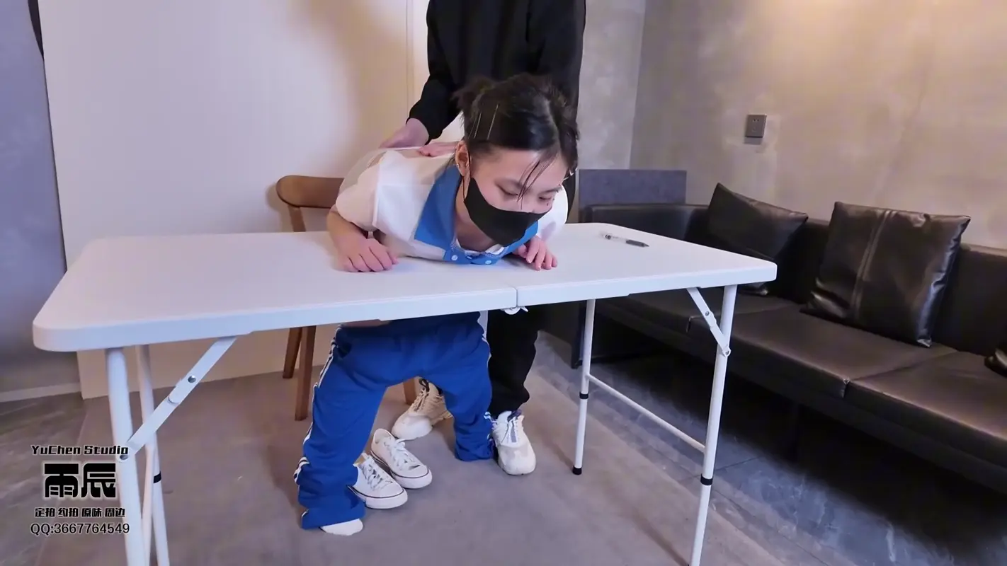 【雨辰工作室】课桌下的潮汐 上集 新人反差妹子 雯雯 连续糕潮 一度昏厥 校服马尾 反差纯欲 玩胸虐阴 娇喘不止 自薇强高 羞辱耳光