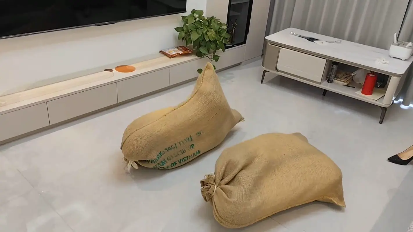 【岁月如歌】二女体验麻袋装人(第2部)