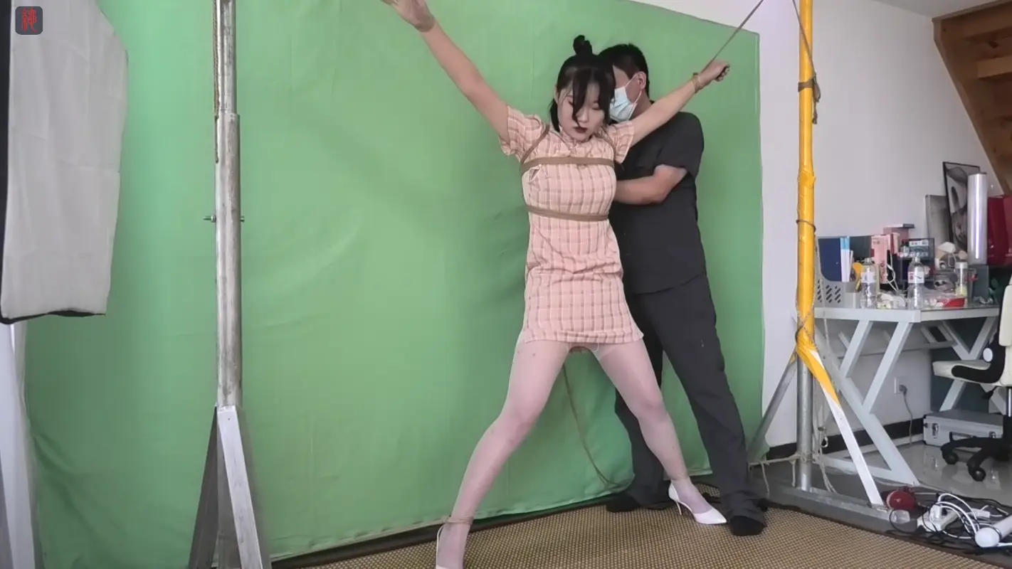 [绳之韵] 长腿白丝美脚新生小北，口球、吊头发，刑架大字吊