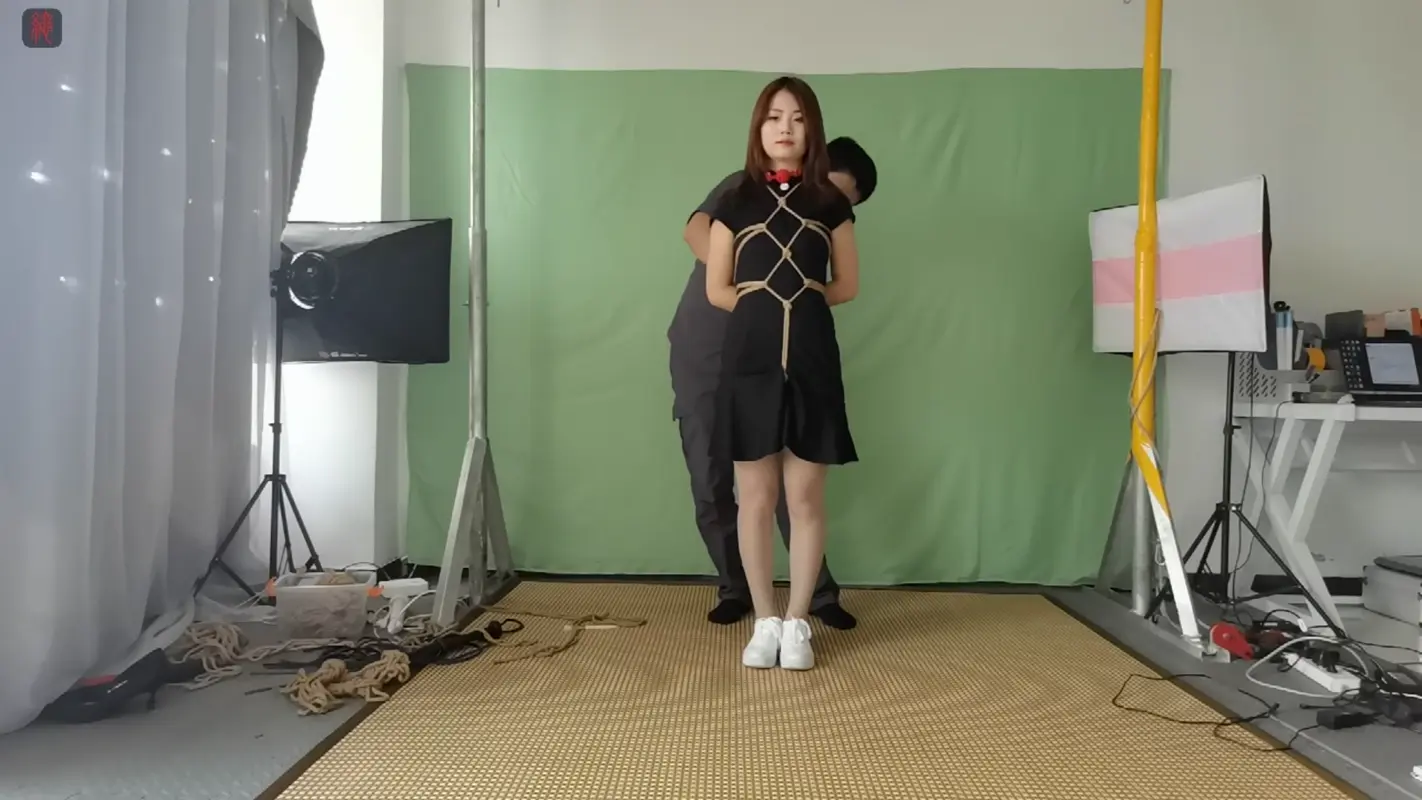 【绳之韵】爱跳舞的小九妹：黑裙，灰丝，小白鞋，龟甲缚，口球，递进式捆绑，绳艺韩舞才艺展示