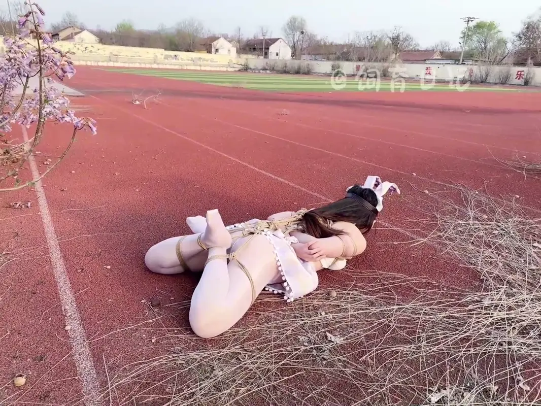 【饲育日记】「小狗の」学校操场，啵啵贝驷马紧缚放置，直身缚行走失禁挑战