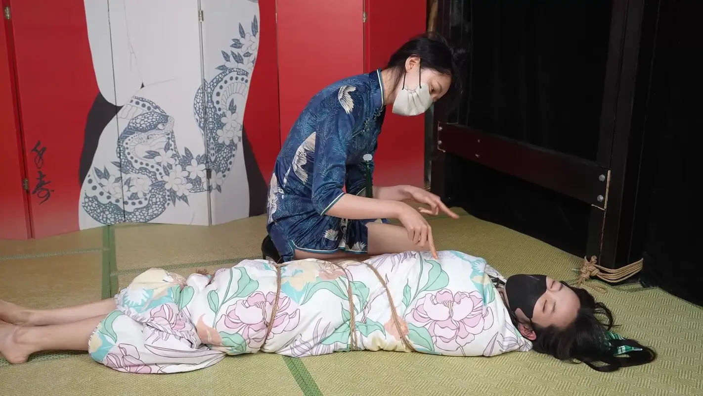 【象人工作室】嗷嗷携手以安，旗袍美女抽打可爱棉内裤的小翘臀！TK+SP！