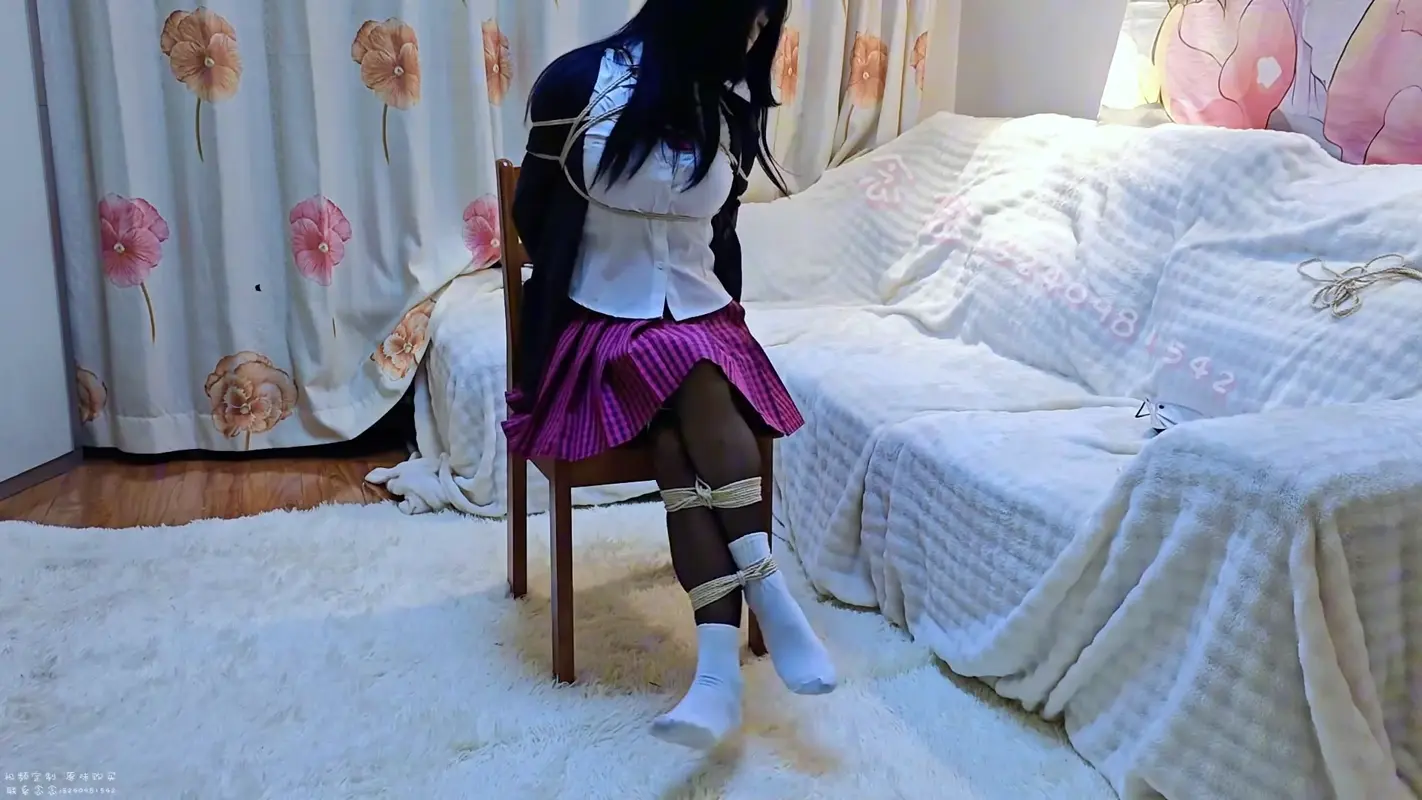 【司念念】jk椅子麻花腿捆绑放置 黑丝配白袜 原味袜子堵嘴 tk挠痒