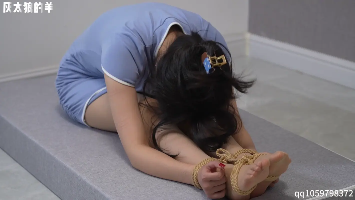 【灰太狼的羊】舞蹈生诺诺“柔韧性挑战”！高难度动作长时间放置保持，大口喘气、双腿发麻【放置＋紧缚＋手铐＋颈圈＋扎带】