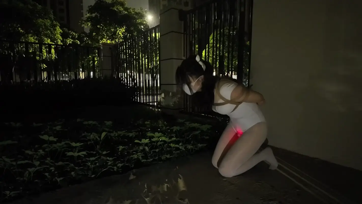 【海砂工作室】《雨天白丝光脚舞蹈服露出强高》-——室外下雨露出强高一字马放置