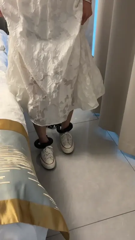 【布莱恩】3个女孩体验戴脚镣-初次